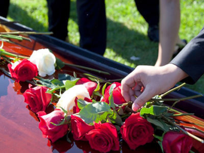 What To Do When a Loved One Dies: 2022 Checklist